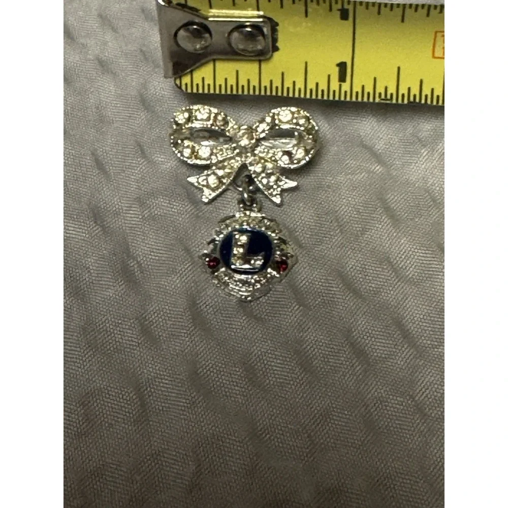 VTG. LIONS INTERNATIONAL BEAUTIFUL RHINESTONE BOW FRATERNAL CLUB DANGLE PIN‎ ORA